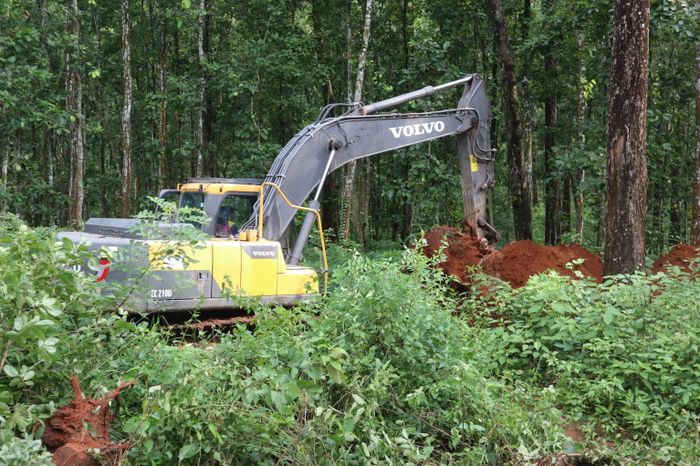 Máy xúc đào địa điểm chôn cất tập thể cho các nạn nhân của trận lũ quét Nepal. (Ảnh: AP)