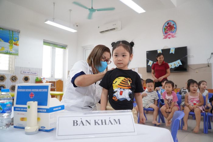 Trẻ được khám sức khỏe định kỳ tại Trường Mầm non Hồng Tiến, phường Bồ Đề, Hà Nội, qua đó góp phần phát hiện sớm và theo dõi các vấn đề sức khỏe. Ảnh: Tuyết Mai
