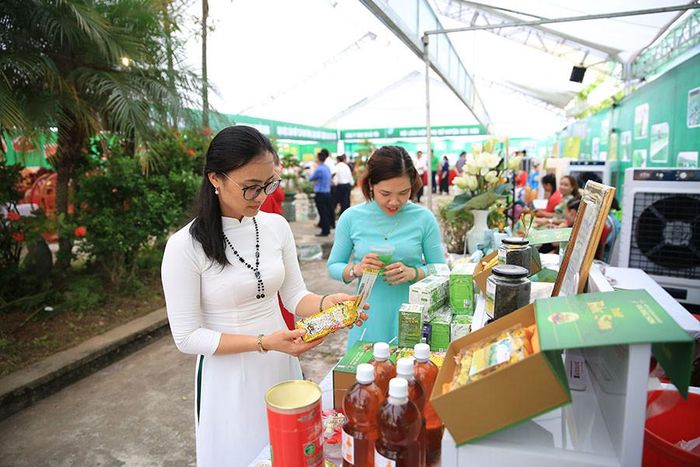 Quảng bá sản phẩm OCOP tại hội chợ trên địa bàn xã Sóc Sơn, Hà Nội. Ảnh: Phạm Hùng