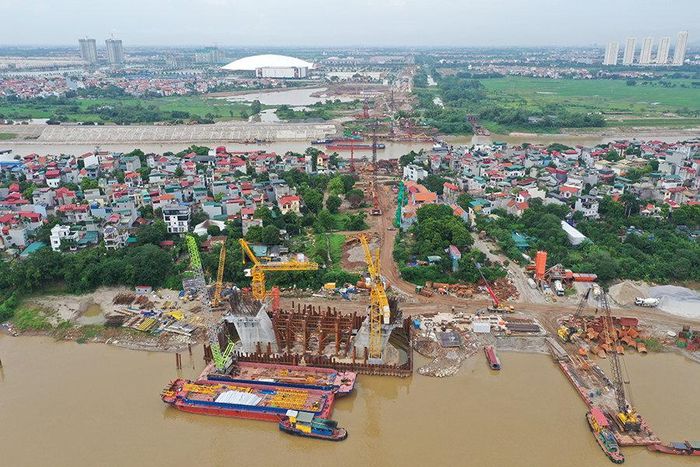 Thi công Dự án cầu Tứ Liên. Ảnh: Công Hùng