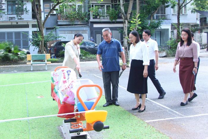 Đoàn giám sát khảo sát khu vực thiết bị tập ngoài trời tại Nhà văn hóa tổ dân phố Phú La 2 (phường Kiến Hưng). Ảnh: MH