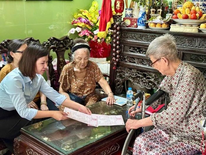 Cán bộ Chi nhánh số 04 - Trung tâm Phục vụ hành chính công thành phố Hà Nội tới nhà trao giấy chứng nhận kết hôn cho công dân cao tuổi. Ảnh: PV