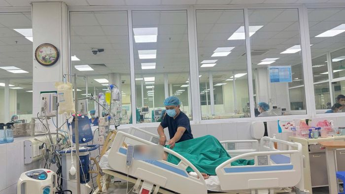Người dân không nên chủ quan khi sốt cao kéo dài, đặc biệt nếu kèm theo mệt nhiều, phát ban, khó thở, đau đầu nhiều. Ảnh: BVCC