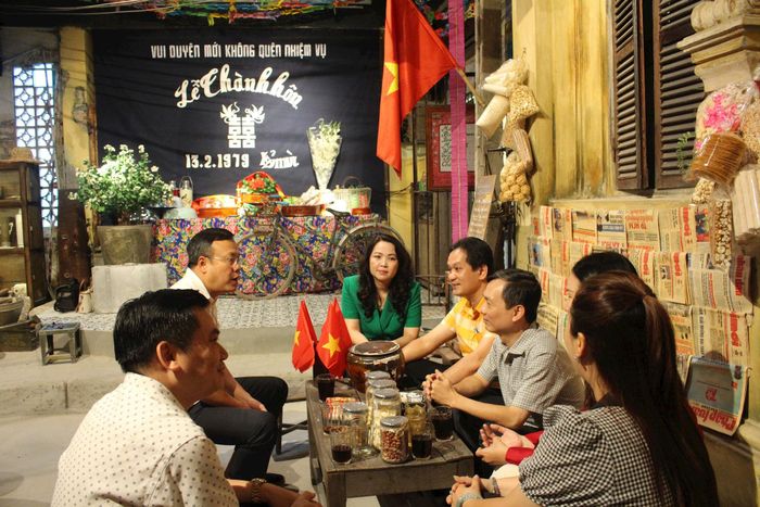 Không gian trưng bày còn tái hiện nhiều lát cắt quen thuộc của Hà Nội xưa như quán trà đá, sạp báo, cửa hàng cho thuê sách, máy nước công cộng, góc vui chơi của thanh thiếu niên hay những vật dụng sinh hoạt được chế tác từ xác máy bay, vỏ bom sau chiến tranh.