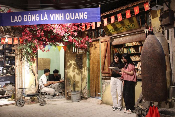 Dịp nghỉ lễ Quốc khánh 2-9 năm nay, người dân và du khách đến Hà Nội có thêm một điểm hẹn văn hóa đặc biệt với “Tour yêu nước: Chạm vào ký ức một thời” tại Không gian văn hóa Ký ức Hà Nội (11A Ngũ Xã, phường Ba Đình). Không chỉ tái hiện không khí Hà Nội thời bao cấp, chương trình còn đưa công chúng trở về với ký ức của những mùa “Tết Độc lập” giản dị nhưng đong đầy niềm tự hào dân tộc. Ảnh: Vi Giáng
