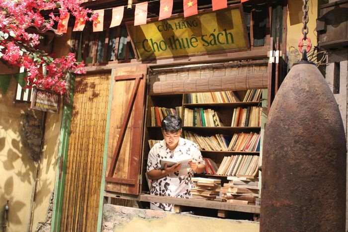 Khác với mô hình trưng bày truyền thống, nơi hiện vật thường được đặt sau tủ kính, “Tour yêu nước” hướng tới mô hình “bảo tàng không tủ kính”. Du khách được trực tiếp chạm, cầm, sử dụng và tương tác với nhiều hiện vật, từ đó cảm nhận lịch sử bằng nhiều giác quan thay vì chỉ quan sát. Chính sự tương tác ấy giúp những câu chuyện của quá khứ trở nên gần gũi, chân thực và giàu cảm xúc hơn.