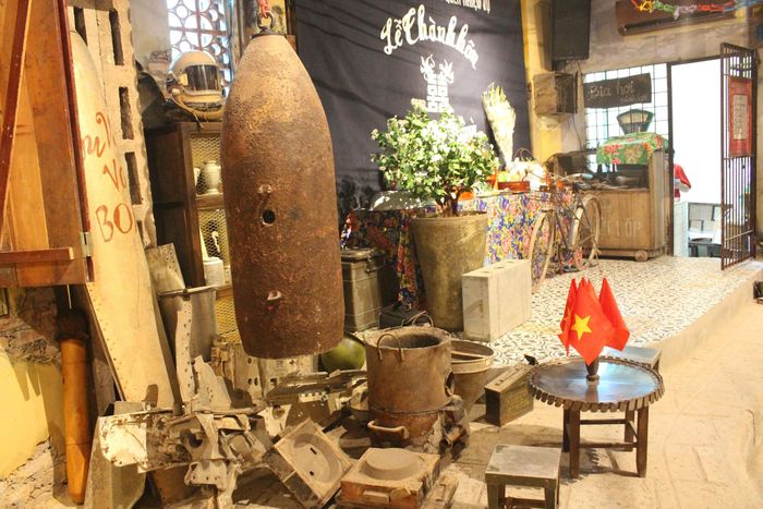 Đặc biệt, chiếc kẻng báo động được làm từ vỏ bom là hiện vật gây nhiều ấn tượng, nhắc nhớ về tinh thần vượt qua gian khó và sự sáng tạo của người Hà Nội trong những năm tháng chiến tranh.