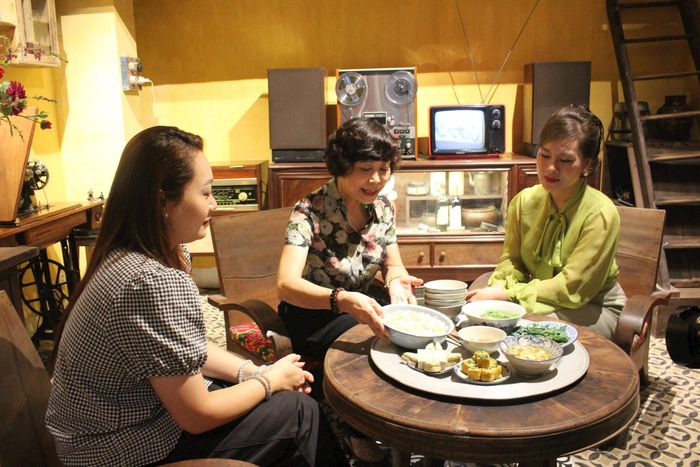 Điểm nhấn của mùa Quốc khánh năm nay là tái hiện không khí “Tết Độc lập” trong thời kỳ bao cấp. Mâm cơm ngày lễ khi ấy có thể chỉ thêm một đĩa giò, đĩa chả hay món thịt so với ngày thường, nhưng lại chứa đựng niềm vui lớn lao của mỗi gia đình trong ngày đất nước độc lập.
