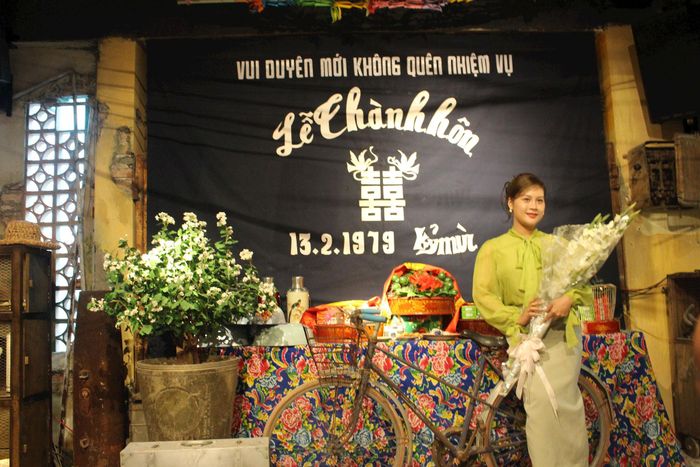 “Tour yêu nước: Chạm vào ký ức một thời” được phát triển từ ý tưởng “Tuyến tàu điện số 6”, hình thành từ năm 2022. Nếu Hà Nội xưa có 5 tuyến tàu điện chạy trên mặt đất, thì “Tuyến tàu điện số 6” như một chuyến tàu đặc biệt không chỉ chuyên chở hành khách mà còn chuyên chở ký ức và di sản Hà Nội, đưa những câu chuyện của quá khứ đến gần hơn với công chúng hôm nay.