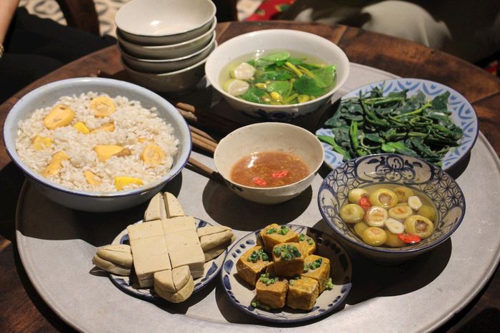Mâm cơn giản dị, đời thường đã trở thành chất liệu để khơi gợi ký ức của nhiều thế hệ.