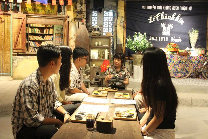 Một trong những hoạt động thu hút đông đảo người trẻ là workshop “Làm đôi dép Bác Hồ”. Từ những vật liệu giản đơn, các bạn trẻ tự tay hoàn thiện đôi dép cao su mini thành chiếc móc khóa nhỏ xinh. Qua từng thao tác, hình ảnh đôi dép mộc mạc gắn với cuộc đời và phong cách sống giản dị của Bác Hồ cũng như những khó khăn mà các thế hệ đi trước trở nên gần gũi hơn với thế hệ trẻ.