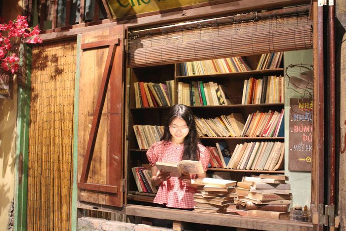 Bạn Phương Linh, sinh viên Trường Đại học Sư phạm Hà Nội chia sẻ, chuyến tham quan mang đến nhiều bất ngờ và xúc động. Không chỉ được tìm hiểu về những đồ vật từng gắn bó với đời sống của ông bà, cha mẹ, Linh còn cảm nhận rõ hơn những giá trị về tình cảm gia đình, văn hóa cộng đồng và nếp sống của người Hà Nội qua từng giai đoạn lịch sử.