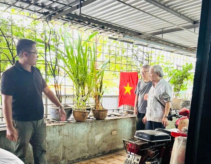 Lực lượng chức năng phường Kim Liên tuyên truyền, vận động người dân mở lối thoát nạn thứ hai tại các khu tập thể cũ trên địa bàn. Ảnh: PV