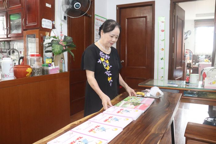 Bà Phạm Thị Huyền chuẩn bị sách vở cho học trò bước vào năm học mới. Ảnh: Hiền Chi