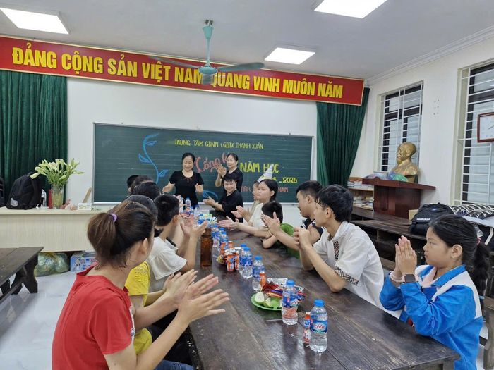 Cô và trò tại lớp học tình thương của bà Phạm Thị Huyền. Ảnh: Nhân vật cung cấp