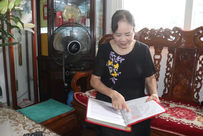 Bà Phạm Thị Huyền giới thiệu về cuốn sổ đầy ắp kỷ niệm. Ảnh: Hiền Chi