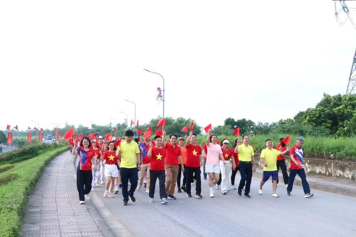 Cán bộ, công chức, viên chức và nhân dân xã Phù Đổng tích cực hưởng ứng chương trình “Cùng Việt Nam tiến bước 2026”. Ảnh: Nguyễn Thủy