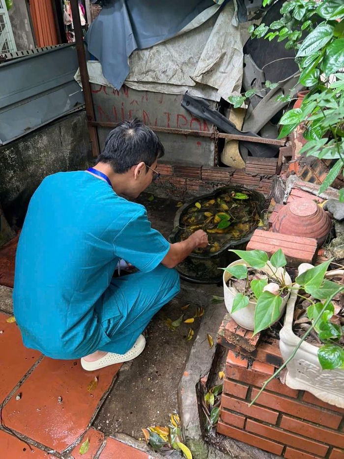 Hoạt động rà soát các khu vực có nguy cơ hình thành ổ bọ gậy tại phường Hai Bà Trưng. Ảnh: SYT