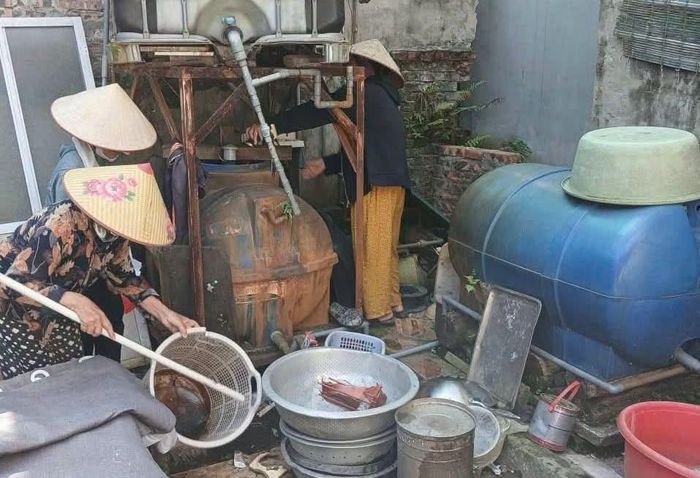 Hoạt động triệt phá nguy cơ hình thành ổ bọ gậy tại xã Tam Hưng. Ảnh: SYT
