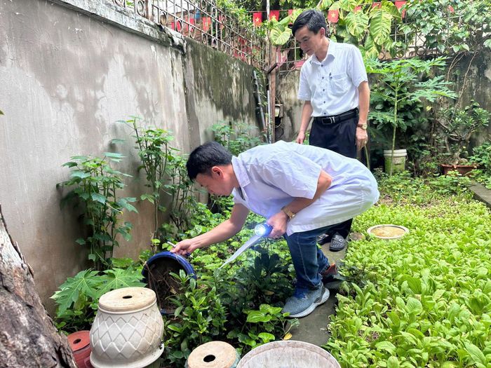 “Đi từng ngõ, gõ từng nhà” triệt phá ổ bọ gậy tại phường Hà Đông. Ảnh: SYT