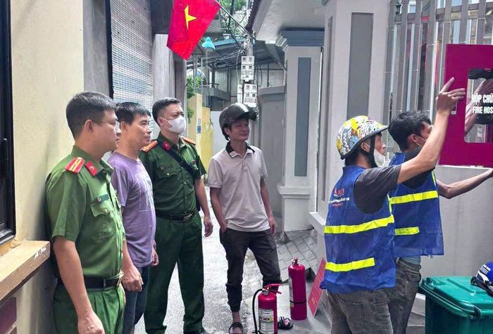 Công an phường Kiến Hưng lắp đặt điểm chữa cháy công cộng tại các ngõ sâu, ngõ hẹp trên địa bàn. Ảnh: CA