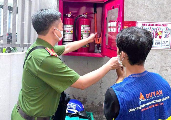 Mỗi điểm chữa cháy được trang bị 2 bình chữa cháy và 1 kìm cộng lực, sẵn sàng phục vụ xử lý sự cố. Ảnh: CA