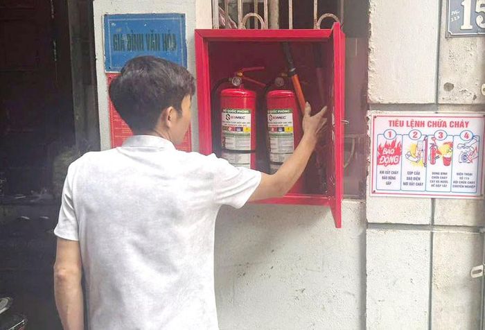 Người dân chủ động tìm hiểu vị trí, cách sử dụng các phương tiện tại điểm chữa cháy công cộng và chung tay bảo quản thiết bị. Ảnh: CA