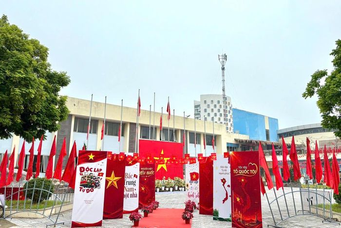 Khuôn viên Không gian văn hóa Việt Hưng những ngày này rực rỡ sắc đỏ. Ảnh: PV