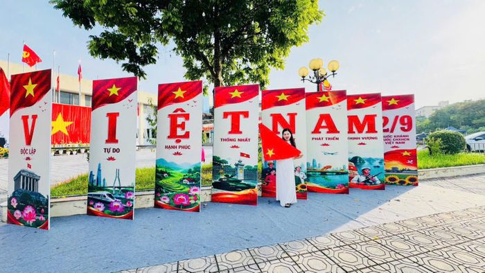 Đến với Không gian văn hóa Việt Hưng, du khách thực sự ấn tượng với hàng chữ “VIỆT NAM” được thiết kế nổi bật.