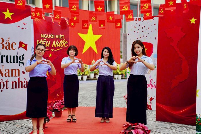 Du khách lưu lại những bức hình đẹp bên nhau trong dịp mừng đại lễ của dân tộc. Ảnh: PV