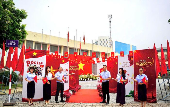 Du khách check-in tại Đường Độc lập trong khuôn viên Không gian văn hóa Việt Hưng. Ảnh: PV
