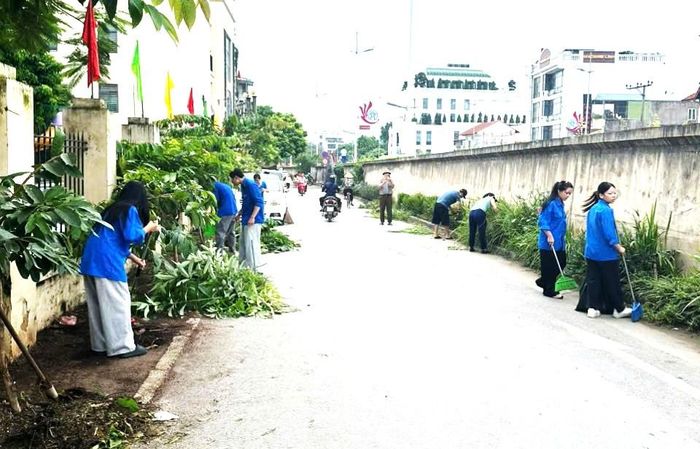 Đoàn viên thanh niên phường Hồng Hà ra quân tổng vệ sinh môi trường. Ảnh: TTHH