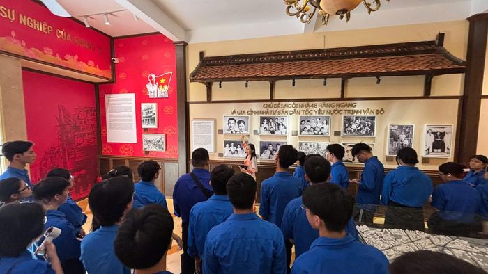 Nhiều Chi đoàn tổ chức sinh hoạt truyền thống tại Di tích lịch sử 48 Hàng Ngang. Ảnh: TTHH