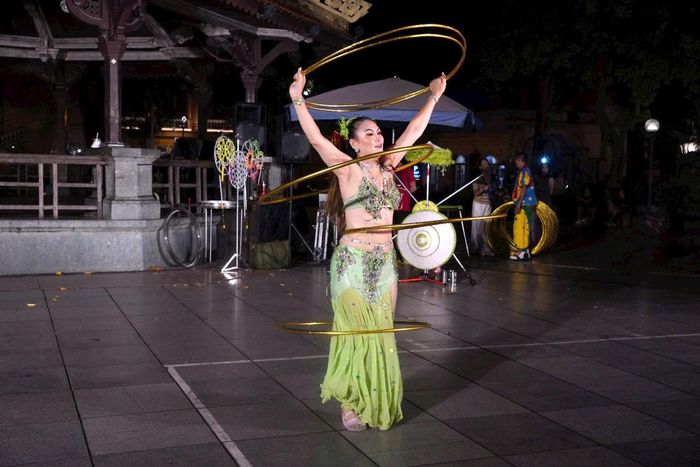 Tiết mục lắc vòng.