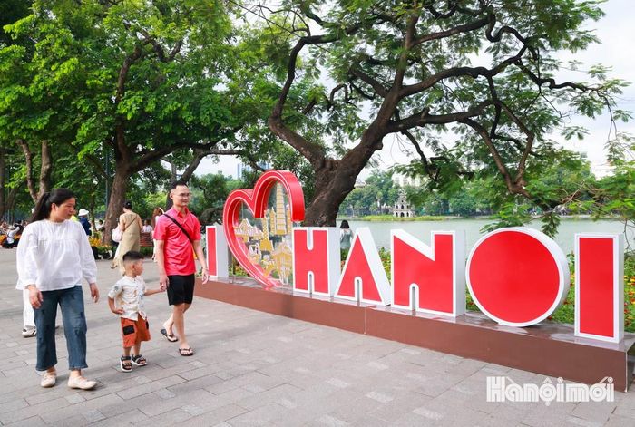 Bên hồ Hoàn Kiếm, những gia đình tay trong tay dạo bước giữa trời thu Hà Nội, tạo nên khung cảnh ngập tràn hạnh phúc giữa phố phường Thủ đô.