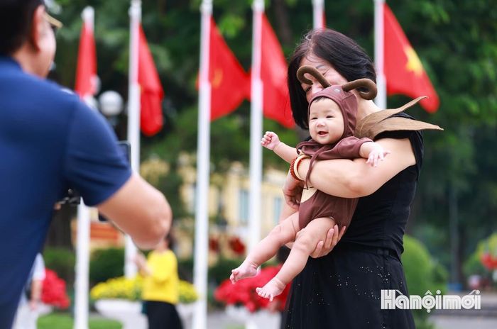 Dịp nghỉ lễ năm nay thời tiết mát mẻ, thuận lợi cho các hoạt động vui chơi ngoài trời, nhiều em nhỏ được phụ huynh đưa ra phố dạo chơi.