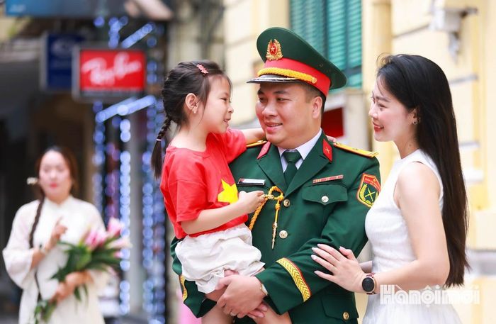 Gia đình Thiếu tá Nguyễn Tuấn Anh và chị Nguyễn Thị Thùy Dung cùng con gái đi từ Sơn Tây xuống phố đi bộ hồ Hoàn Kiếm để lưu giữ lại những khoảnh khắc hạnh phúc của gia đình trong dịp kỷ niệm 81 năm Quốc khánh của đất nước.