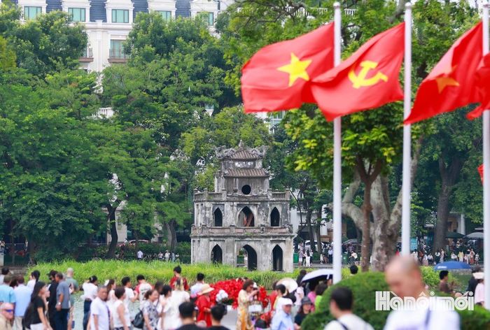 Khác với khung cảnh náo nhiệt thường ngày, nhịp sống Hà Nội trong những ngày nghỉ lễ dường như chậm lại. Bên hồ Hoàn Kiếm, người dân đến đây từ sớm để tận hưởng không khí bình yên.