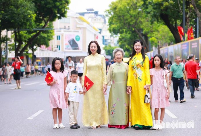 Nhiều gia đình tranh thủ kỳ nghỉ lễ dài ngày để cùng nhau dạo phố, tập trung nhiều thế hệ quây quần bên nhau.