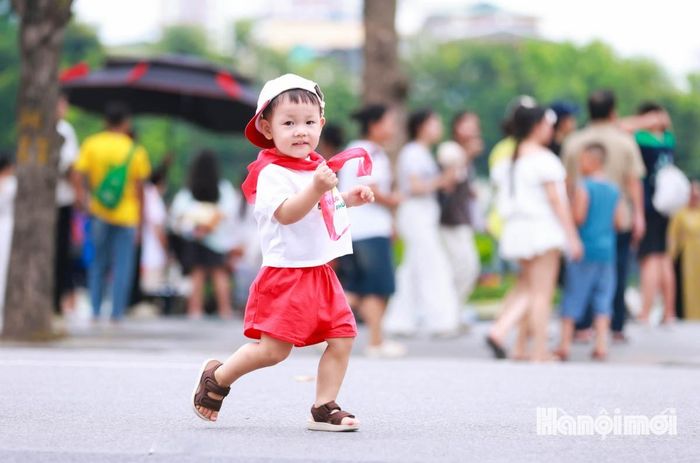 Những nụ cười hồn nhiên, trong veo của các em nhỏ giữa phố phường Thủ đô tạo nên khung cảnh ngập tràn hạnh phúc.