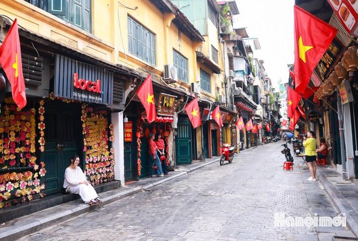 Trên những tuyến phố cổ thân quen, người dân tản bộ, tận hưởng không khí thanh bình mang đặc trưng của những ngày nghỉ lễ.