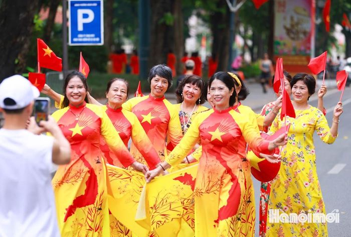 Khắp phố phường Thủ đô, ngập tràn nụ cười rạng rỡ.