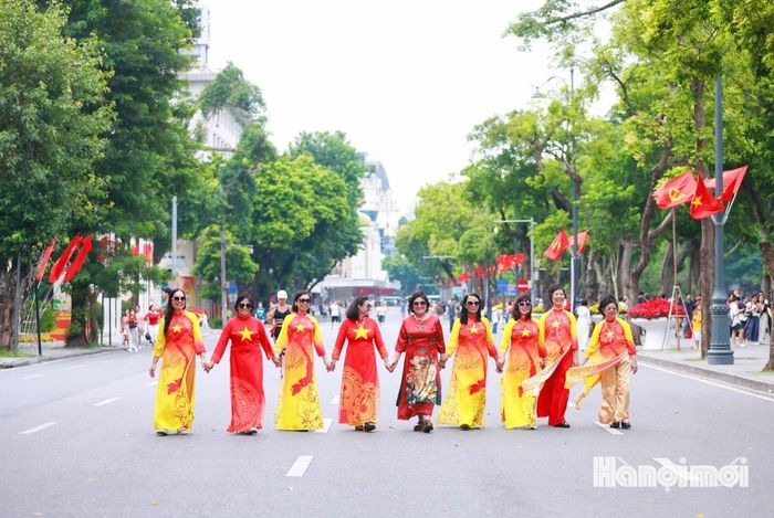Sáng 31-8, thời tiết Hà Nội mát mẻ, đông đảo người dân từ mọi miền trở về Thủ đô đón chào Quốc khánh 2/9 với tinh thần hân hoan, phấn khởi.