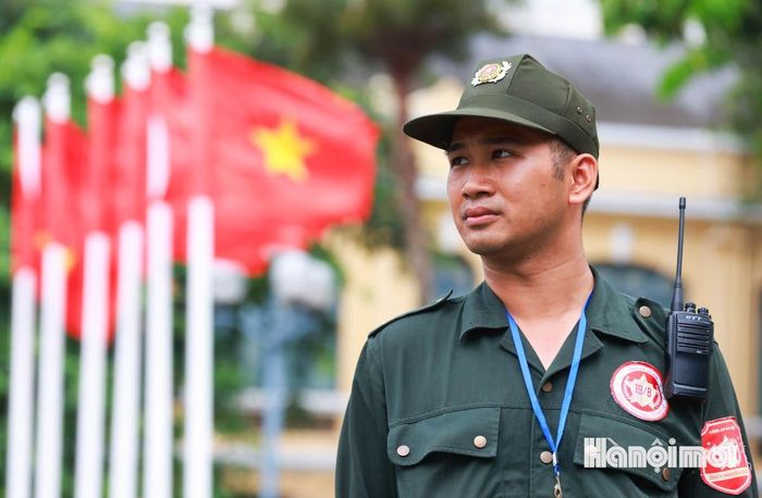 Lực lượng an ninh khu vực hồ Hoàn Kiếm tập trung làm nhiệm vụ, đảm bảo trật tự an ninh, an toàn cho người dân vui chơi dịp nghỉ lễ Quốc khánh 2-9.