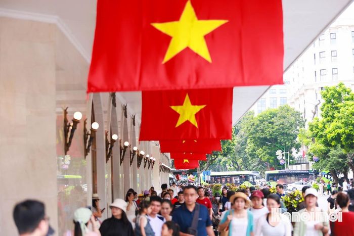 Từ đầu giờ sáng, những nẻo đướng hướng về các tuyến phố trung tâm Thủ đô đã trở nên nhộn nhịp. Dòng người nô nức dắt tay nhau cùng những nụ cười rạng rỡ, hân hoan.
