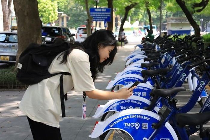 Hà Nội đang từng bước mở rộng phạm vi hoạt động của xe đạp công cộng. Ảnh: Nguyễn Xuyến.