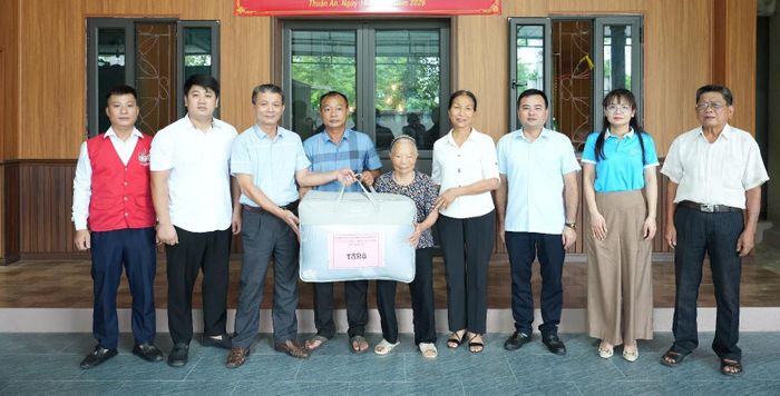 Nhiều món quà thiết thực cũng được các ban, ngành, đoàn thể trao đến hộ gia đình hoàn cảnh khó khăn. Ảnh: Vân Thư