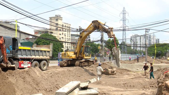 Không khí thi công diễn ra khẩn trương trong những ngày nghỉ lễ Quốc khánh tại dự án mở rộng đường Tam Trinh. Ảnh: Đỗ Công
