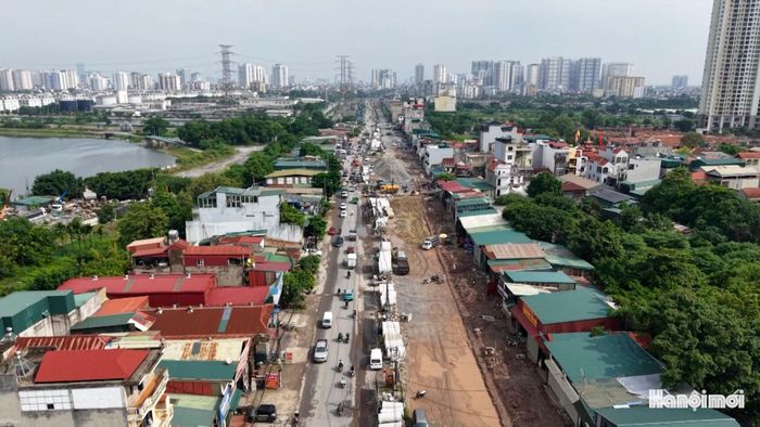 Hiện nhà thầu tập trung thi công nền đường, hệ thống cống ngang, cống dọc và hào kỹ thuật. Ảnh: Đỗ Công