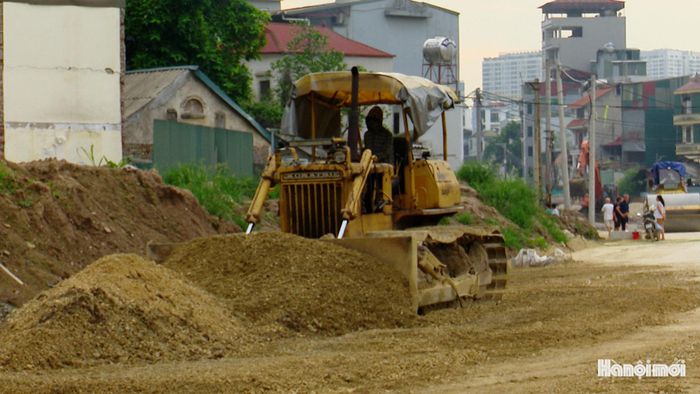 Công nhân vận hành máy, thi công trên đường Vành đai 2,5. Ảnh: Lại Tấn
